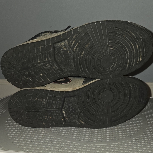 Jordan Black and Gray Sneakers - Picture 5 of 7